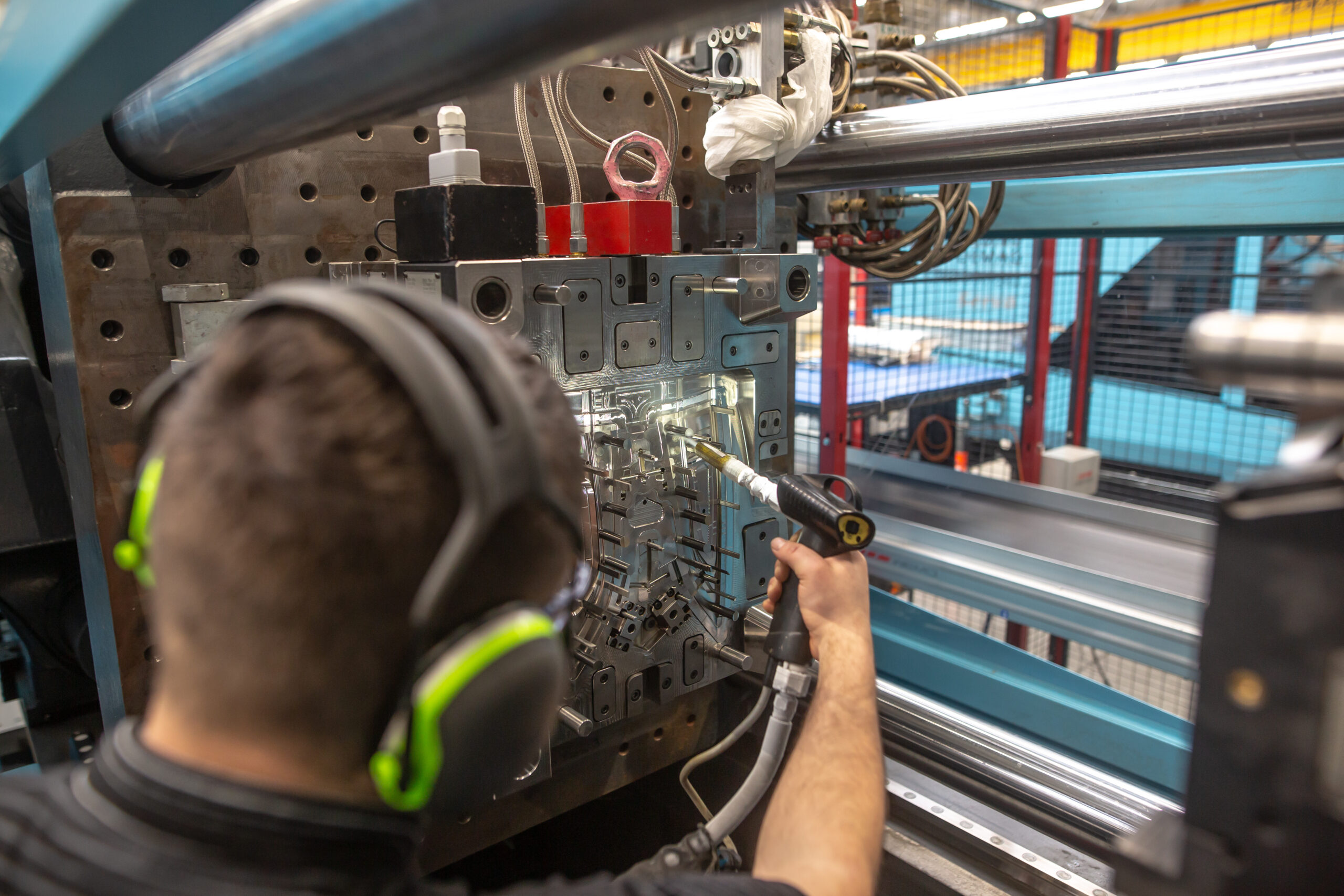 Why Plastics Manufacturers Are Switching to Dry Ice Blasting for Injection Mold Cleaning